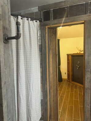 Een douche, handdoeken, zeep, toiletpapier