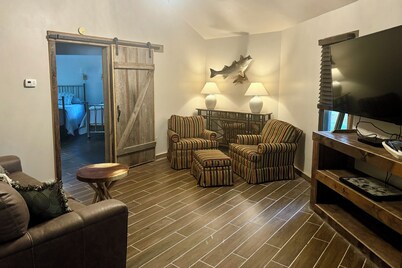 Cozy 2-bedroom house on Enid Lake, just steps from Wallace Creek Campgrounds 