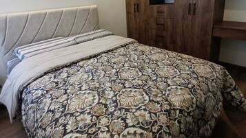 2 室のベッドルーム、アイロン / アイロン台、WiFi (無料)、ベッドシーツ