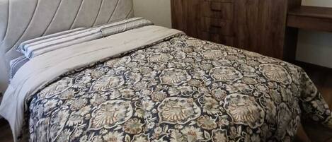 2 عدّة غرف نوم ومكواة/لوح كي وواي فاي مجانًا وملاءات أسرّة