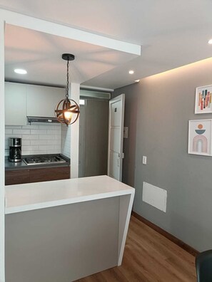 Cafetière/bouilloire, batterie de cuisine, vaisselle et ustensiles