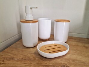 Haartrockner, Handtücher, Seife, Toilettenpapier