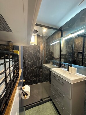 Dusche, Haartrockner, Handtücher, Seife