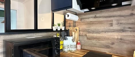 Réfrigérateur, micro-ondes, plaque de cuisson, cafetière/bouilloire