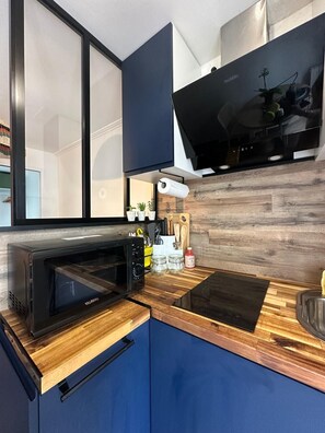 Fridge, microwave, stovetop, coffee/tea maker - Modern cozy studio near Montmartre, 2min walk to metro Château Rouge (Paris)