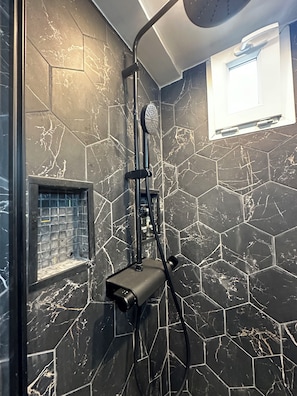 Shower, hair dryer, towels, soap - Modern cozy studio near Montmartre, 2min walk to metro Château Rouge (Paris)