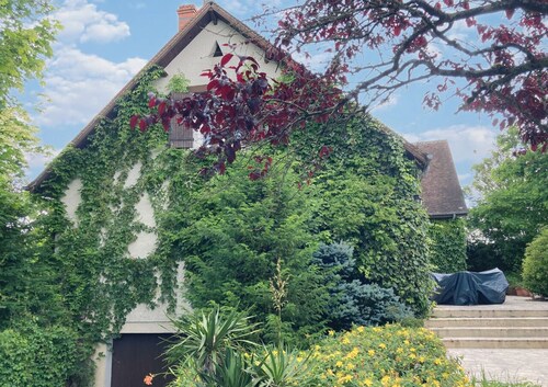 Une maison au calme dans un grand parc