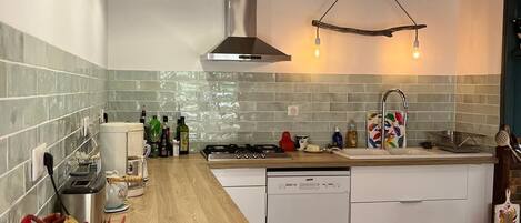 Een koelkast, een microgolfoven, een oven, een vaatwasser