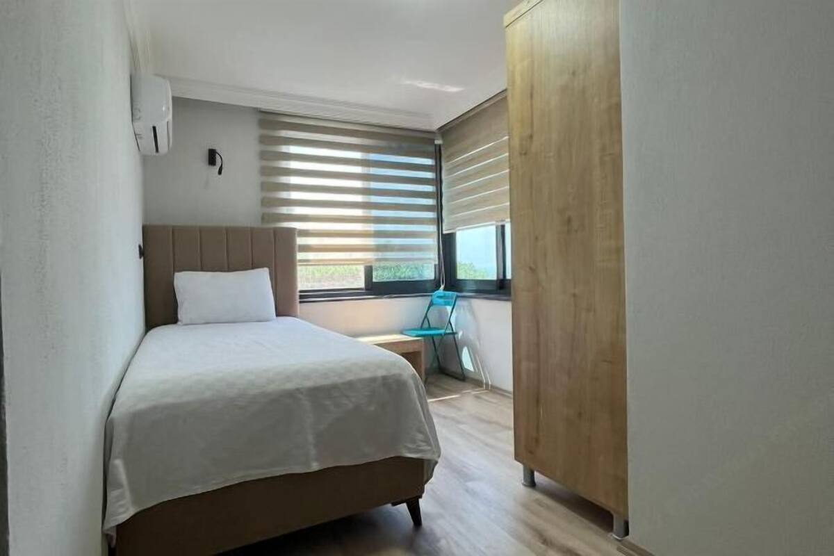 Une chambre à coucher avec un lit, un bureau et une armoire.