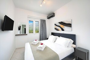 5 bedrooms, in-room safe, iron/ironing board, free WiFi
