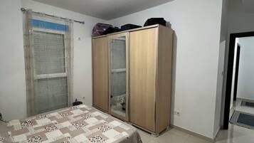 3 Schlafzimmer, Schreibtisch, Bügeleisen/Bügelbrett, Reisekinderbett