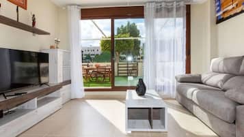 Smart-tv en een tafeltennistafel