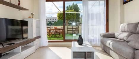 Smart-tv och ett bordtennisbord