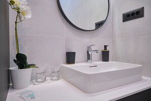 Shower, hair dryer, towels - Point of Life 1 by Litto (Split)
