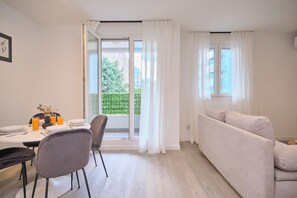 85-cm TV with cable channels - Point of Life 1 by Litto (Split)
