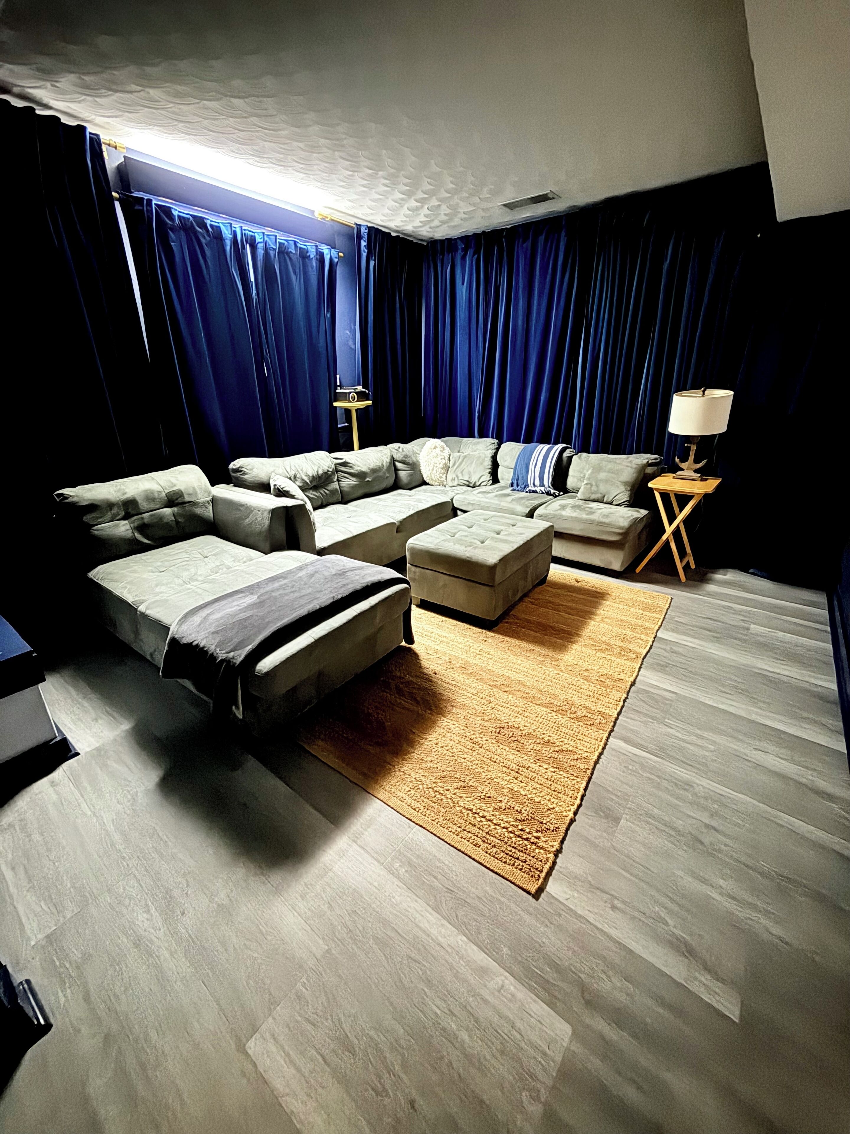 Smart TV, chimenea, futbolito y libros 