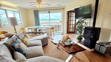Smart TV, fireplace