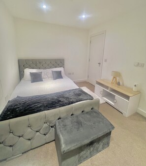 1 bedroom, iron/ironing board, WiFi, bed sheets - Cozy One Bed Apartment with balcony  (Colindale) (London)