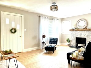 Interior - Central Location/3 miles to Beech Bend & WKU /Garage/Firepit /King Bed/Games+ (Bowling Green)