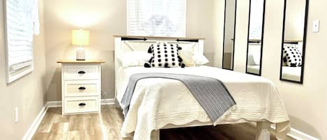 3 Schlafzimmer, Schreibtisch, Bügeleisen/Bügelbrett, Reisekinderbett