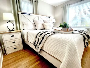 3 bedrooms, desk, iron/ironing board, travel cot - “Delightful Decor” & “Convenience” to Beech Bend, WKU, Caves, Corvette Museum! (Bowling Green)