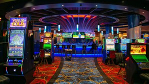 A casino with slot machines, a bar area, and a ceiling with a circular design. - “Delightful Decor” & “SO CLOSE” to Beech Bend, WKU, Caves, & Corvette Museum! (Bowling Green)