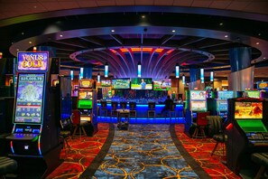 Casino - Central Location/3 miles to Beech Bend & WKU /Garage/Firepit /King Bed/Games+ (Bowling Green)