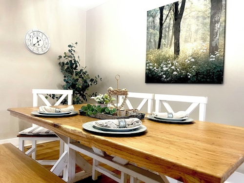 “Delightful Decor” & “SO CLOSE” to Beech Bend, WKU, Caves, & Corvette Museum!