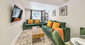 Deluxe Apartment, 5 Bedrooms, Garden Area | Living area - Ettrick Court House By REDWOOD STAYS (Farnborough)