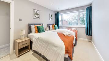 Deluxe-Apartment, 5 Schlafzimmer, zum Garten hin | 5 Schlafzimmer, Bügeleisen/Bügelbrett, kostenloses WLAN