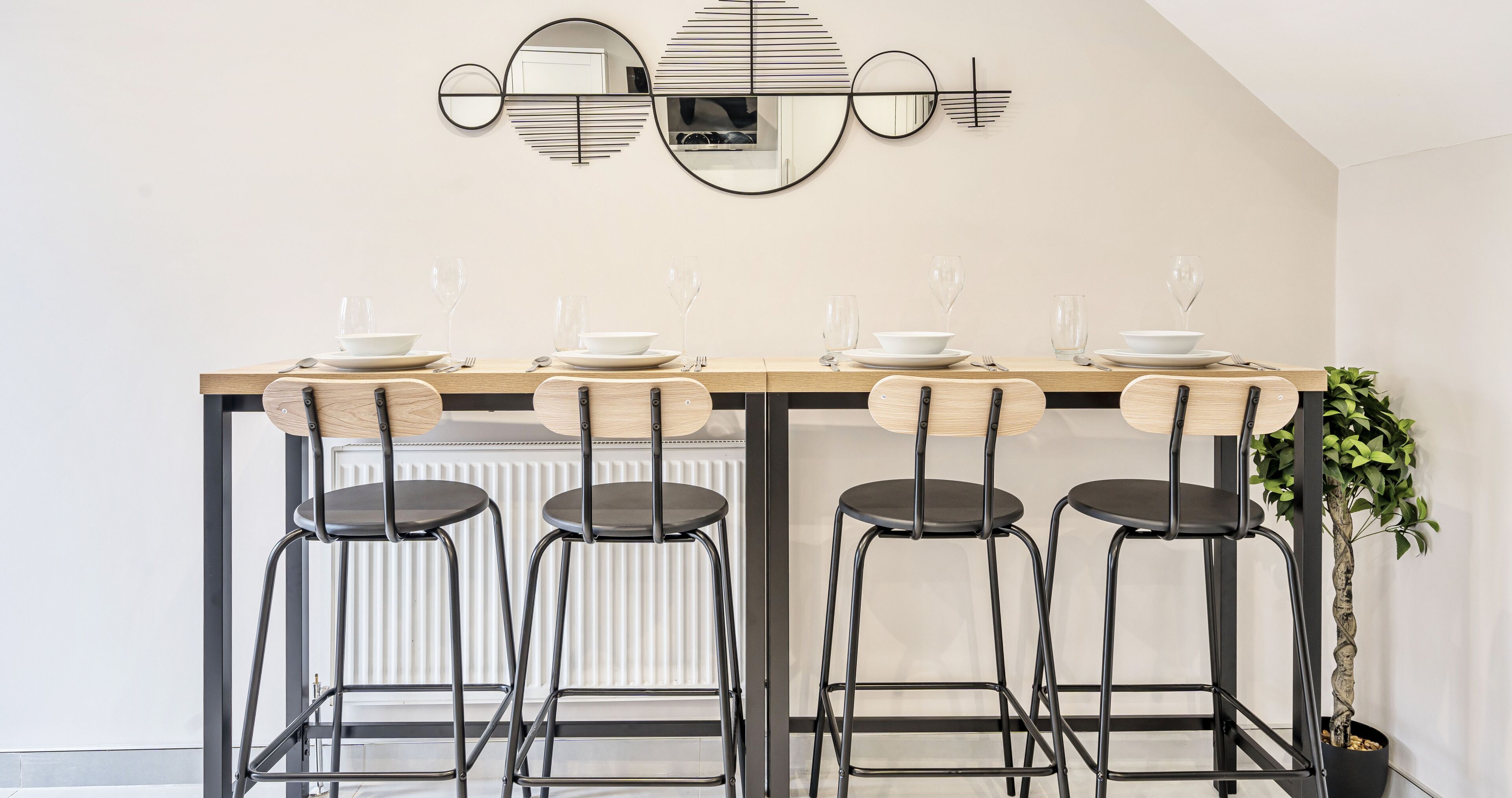 Deluxe Apartment, 5 Bedrooms, Garden Area | In-room dining