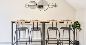 Deluxe Apartment, 5 Bedrooms, Garden Area | In-room dining