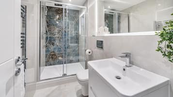 Deluxe Apartment, 5 Bedrooms, Garden Area | Bathroom | Combined shower/tub, hair dryer, towels, soap