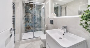 Deluxe Apartment, 5 Bedrooms, Garden Area | Bathroom | Combined shower/tub, hair dryer, towels, soap - Ettrick Court House By REDWOOD STAYS (Farnborough)