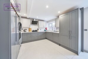 Deluxe Apartment, 5 Bedrooms, Garden Area | Private kitchen