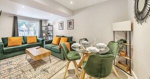 Deluxe Apartment, 5 Bedrooms, Garden Area | Living area - Ettrick Court House By REDWOOD STAYS (Farnborough)