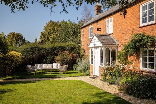 Stunning cottage with modern twists and original features - Carpenters Cottage