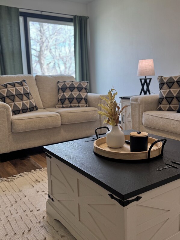 TV - Cozy 2BR • Firepit • Minutes to Downtown & UW Campus • Near Lake Winnebago (Oshkosh)