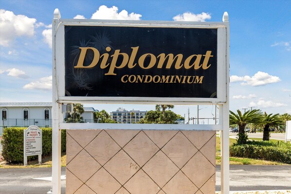 Opastekyltti, jossa lukee ”Diplomat”, ja taustalla näkyy selkeä taivas sekä rakennuksia.