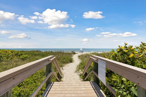 Beachfront community bliss! Steps from  ocean & rocket launches in Cocoa Beach