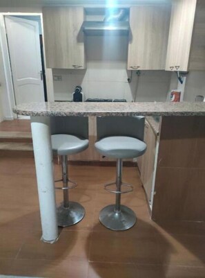 Refrigerador, microondas, parrilla de estufa y cafetera y tetera 