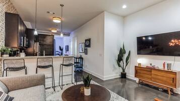 Lägenhet - 1 kingsize-säng med bäddsoffa - kök - utsikt mot staden (Nashville Nest) | Vardagsrum | 43-tums tv med digitalkanaler