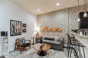 Appart'hôtel, 1 très grand lit et 1 canapé-lit, cuisine, vue ville (Nashville Nest) | Coin séjour