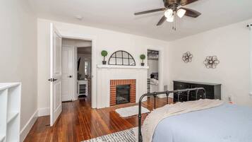 Hus - flera sängar - balkong (Historic Ludlow Suites) | 2 sovrum, individuell inredning, unika möbler och sängkläder