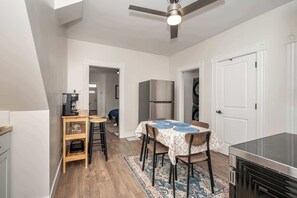 Hus - flera sÀngar - balkong (Historic Ludlow Suites) | Restauranger