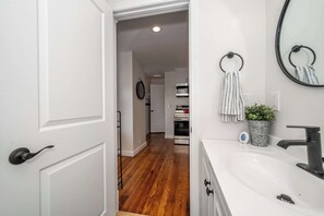 Hus - flera sÀngar - balkong (Historic Ludlow Suites) | Badrum | Handdukar och toalettpapper