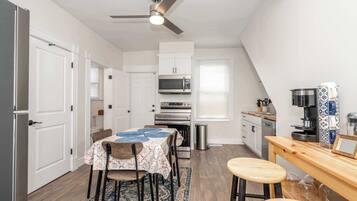 Ferienhaus, Mehrere Betten, Balkon (Historic Ludlow Suites) | Speisen