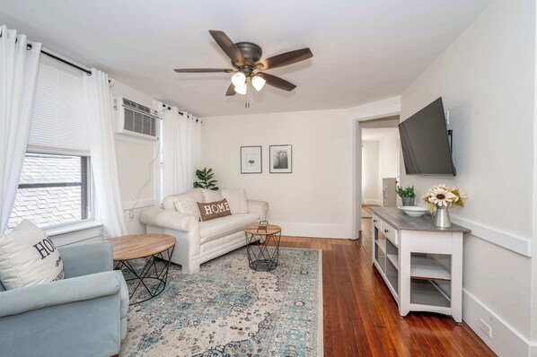 42-inch TV with digital channels - Historic Ludlow Suites (Covington)