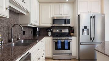 Großer Kühlschrank, Ofen, Geschirrspüler