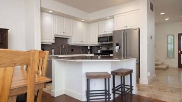 Stadtwohnung, Mehrere Betten, Terrasse, Gartenblick (Broken Top Retreat in Bend) | Eigene Küche | Großer Kühlschrank, Ofen, Geschirrspüler